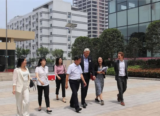 加拿大驻华大使鲍达民一行参访卡卡湾厅公司